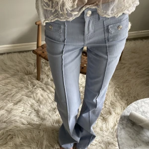 Lågmidjade byxor - Helt nya lågmidjade byxor i storlek 32🩵 Slutsålda i denna storlek.  Jag är 165 cm för referens!