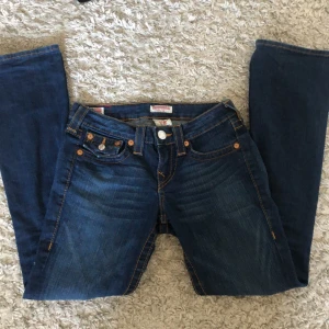Använt typ 2 gånger lite stora för mig och jag gillar inte hur dem sitter på. Vill mest se vad jag kan få för dem 💗 - Flare true religon jeans