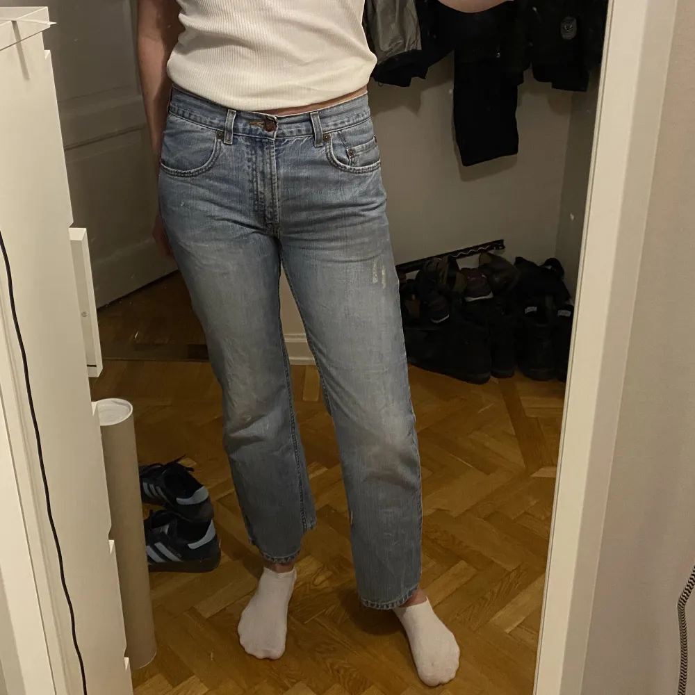Jäääääättesnygga levis jeans som tyvärr är för korta på mig (178), kan mötas upp och frakta, köparen står för frakten!:). Jeans & Byxor.