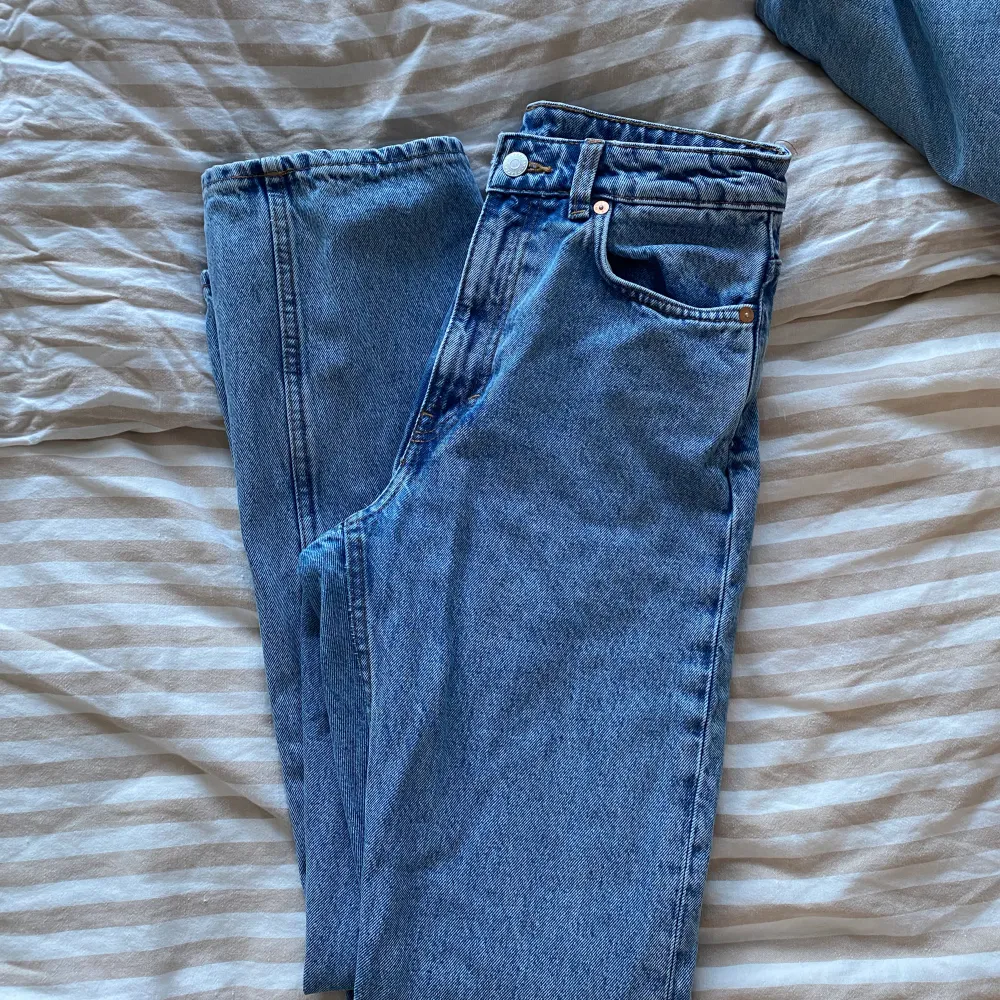 Säljer mina weekday jeans i modellen Voyage storlek 27/32 då de inte kommer till användning längre . Jeans & Byxor.