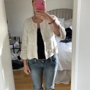 Trekvartsärmad kofta  - Supersöt kofta, bra skick!!