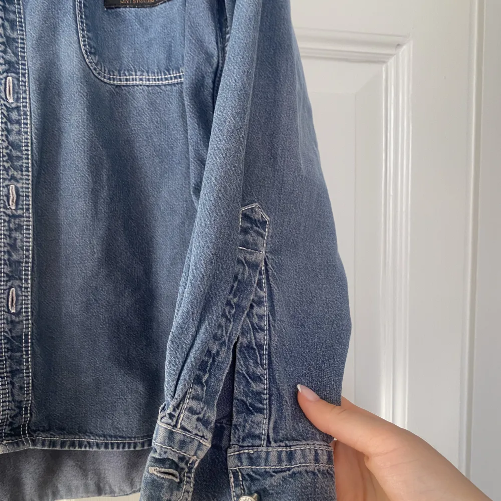 Tunn Jeans skjorta/jacka köpt på humana förra sommaren, skitcool med najs detaljer . Skjortor.