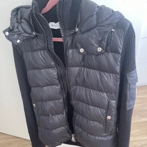 Moncler cardigan - Knappt använd, köpt för 4 månader sen, nypris 5000!💕 