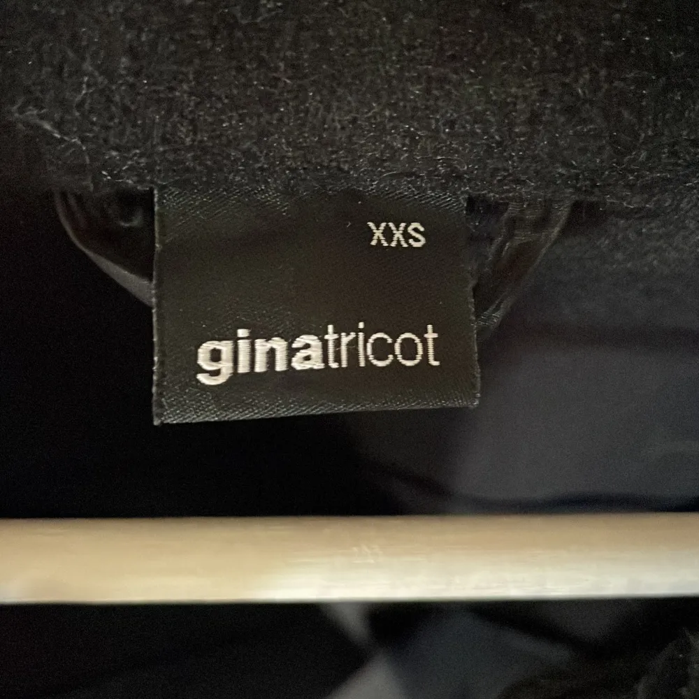 Kappa från Gina tricot i storlek XXS. Den är lite stor i storleken, eftersom jag oftast brukar ha XS-S. Användt 2 gånger. Den kostade 999kr ny. Det finns ett midjeband också som man får med. Vi kan också diskutera priset💕. Jackor.