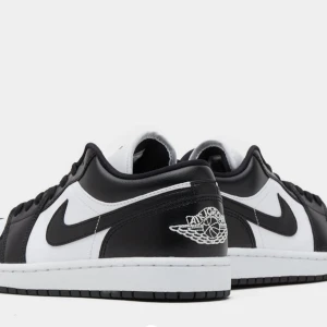 Jordan 1 lows  - Väldigt eftertraktade svart vita Jordan 1 low. Aldrig använda i box med kvitto.