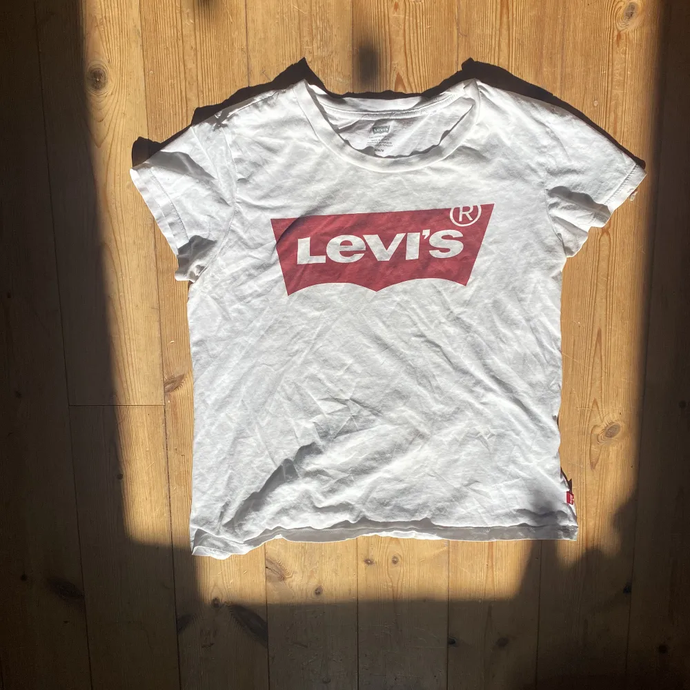En Levis tröja i strl M Kan tänka mig att gå ner i pris vid snabb affär 💘. T-shirts.