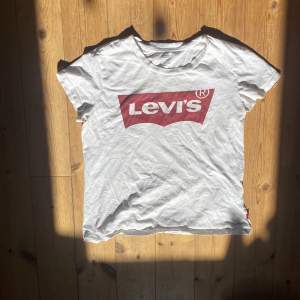 En Levis tröja i strl M Kan tänka mig att gå ner i pris vid snabb affär 💘