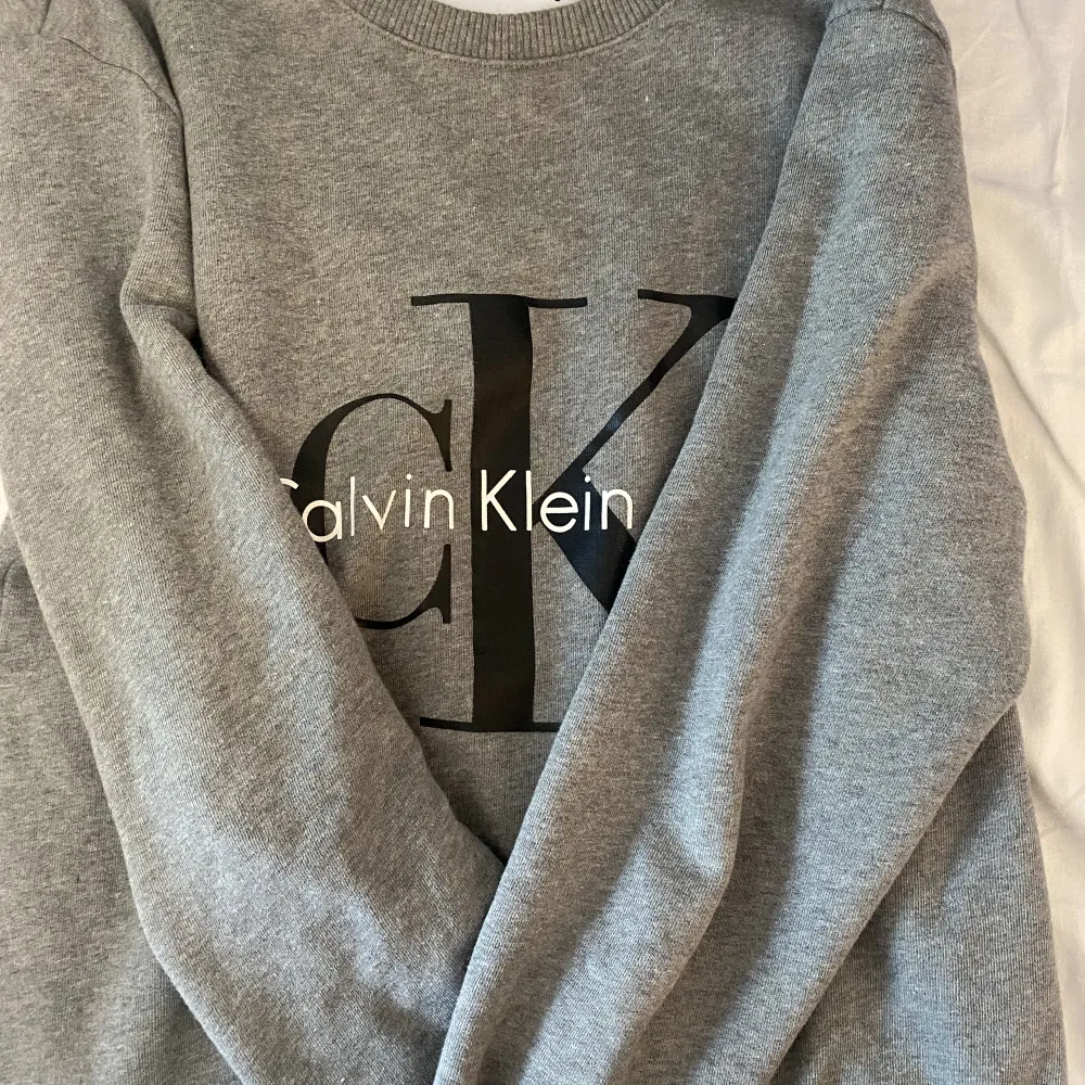 En jätte fin grå Calvin Klein tröja i storlek XS  Köparen står för frakten!. Hoodies.