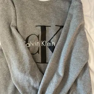 En jätte fin grå Calvin Klein tröja i storlek XS  Köparen står för frakten!
