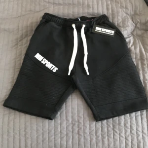 Shorts - Säljer helt nya mm sports shorts i färgen svart. Det skönaste man kan ha på sig och perfekta till sommaren! Väldigt bra skick och snygga. Kvittot är kvar. Köpte dem för 400kr.