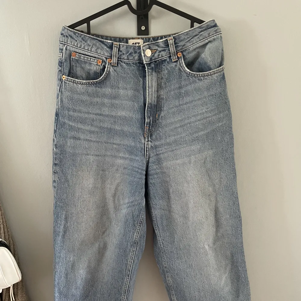 Raka Blåa jeans från lager 157. Riktigt jeans material. Använt skick. Inga skador eller fläckar. Storlek Medium/40.  Modell BARREL. . Jeans & Byxor.