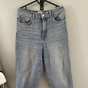 Raka Blåa jeans från lager 157. Riktigt jeans material. Använt skick. Inga skador eller fläckar. Storlek Medium/40.  Modell BARREL. 