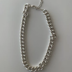 Silvrigt halsband  - Silvrigt halsband köpt på h&m 