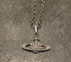 Vivian halsband - Helnt nytt vivian halsband som är riktigt snyggt. Aldrig använd. Priset är inte hugget i sten. Får in halsbandet om cirka en vecka.