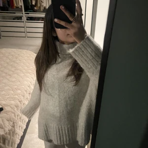 Stickad polo tröja - Säljer min stickade polotröja. Den har blivit använd fåtal gånger så den är i bra skick❤️