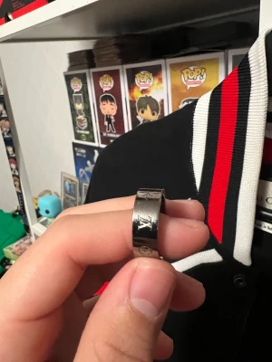 Louis Vuitton Monogram Ring Silver - Storlek medium Köpt för 1 månad sen. Kommer med box, kvitto och dustbag
