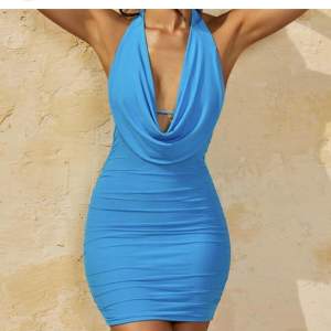 Säljer den här jätte snygga blå klänningen från oh polly💕den är endast använd en gång och jag säljer då den inte kommer till användning💕💕jättefin till sommaren😍nypris 700kr, säljes för 300+frakt💕