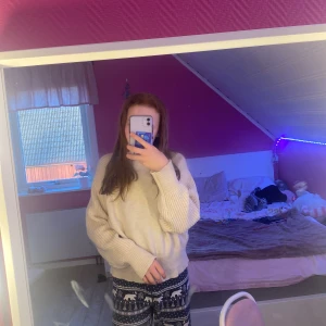 En stickad tröja från gina tricot  - Den är i storleken xs och har änväny den ett par gånger men har tvättat den nyss, kan klia lite på armarna men inte så mycket.