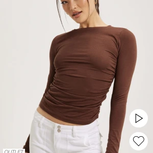 Brun topp - Brun topp från Nelly med rynkningar på sidan. Aldrig använd men saknar prislapp!❤️