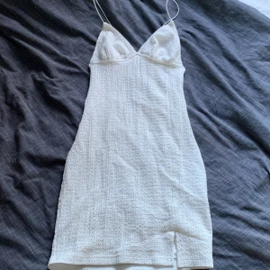 Klänning - Vit tight klänning, med fin rygg och liten slits. Storlek xs men har Stretchigt tyg så funkar som S❤️‍🔥