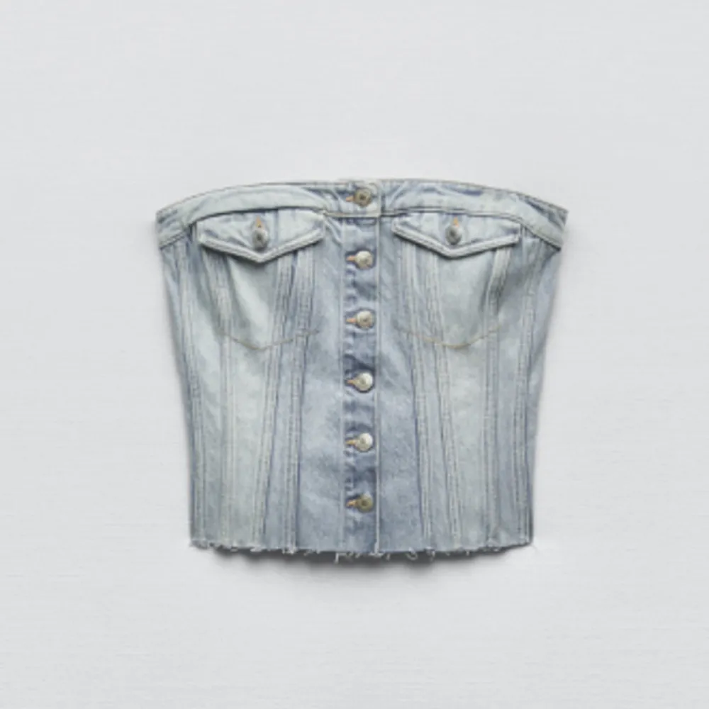 Säljer denna as snygga jeans korsett från Zara med prislapp kvar! tyvärr förliten för mig så önskas att byta mot en S, andra toppar är också av intresse runt samma prisklass😊 Säljer annars för 300kr, pris går att diskutera vid intresse💕. Toppar.