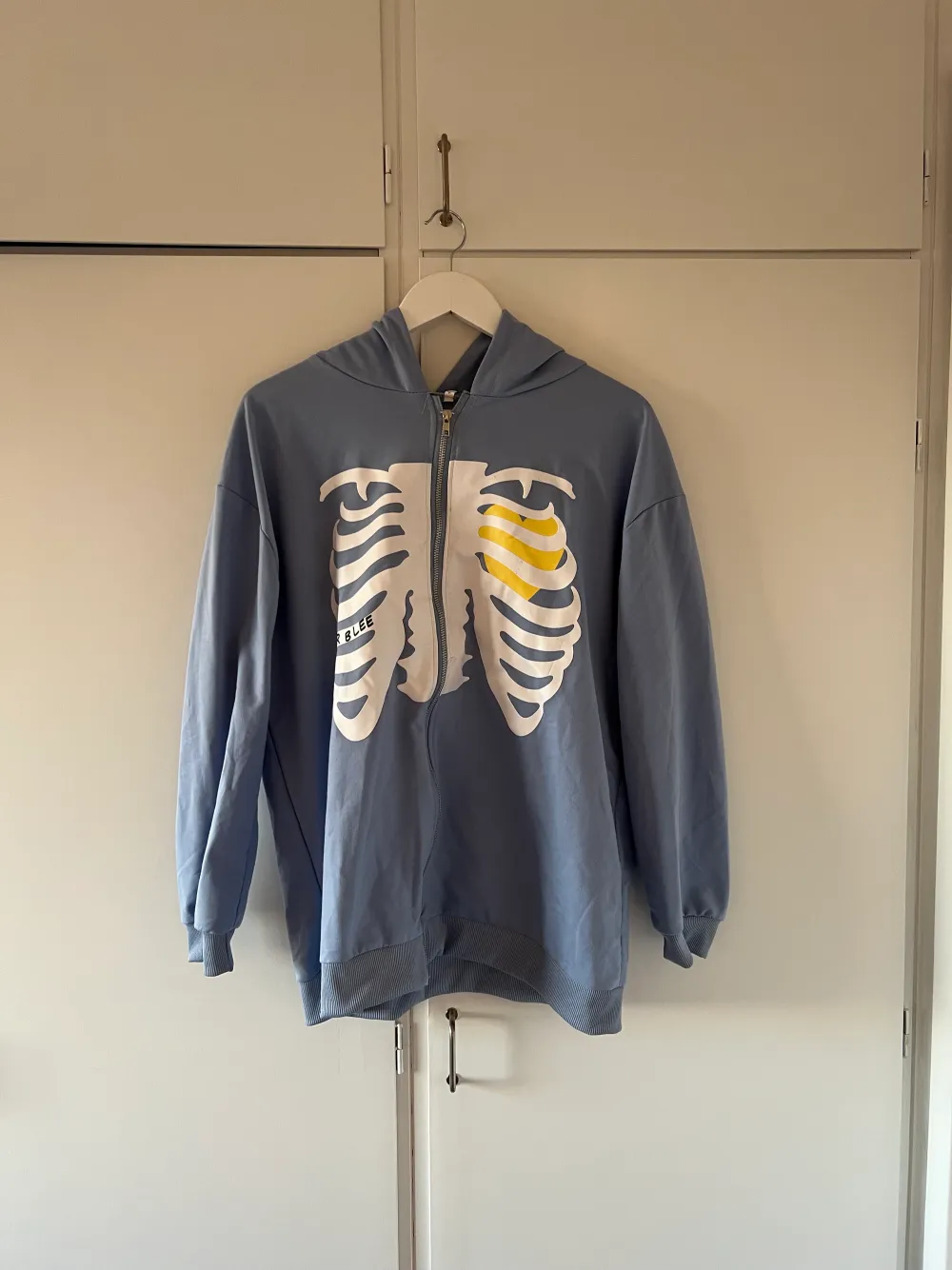 Ljusblå zip hoodie med skelettyck Stl M/L 150kr. Hoodies.
