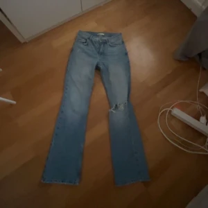Mid rise jeans (bootcut) - Snygga bootcut jeans med hål i knät från Gina tricot💕 säljer då dom inte passar löngre😹💕