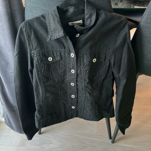 Jeans jacka  - Svart jeans jacka i strl 36 passar även 34. Använd men funkar fortfarande. Säljs för 100kr