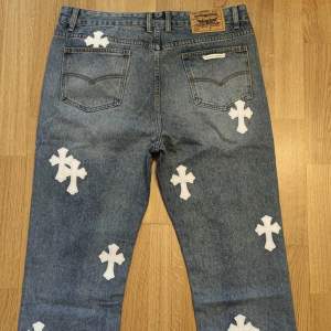 Helt nya chrome hearts Jeans som är i storleken W 34  Kan mötas i Stockholm eller frakta ut den ( köparen står för frakten) Priset kan diskuteras 