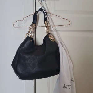 Michael kors - Michael kors fulton shoulder tote bag i fint skick. Dustbag och care card medföljer