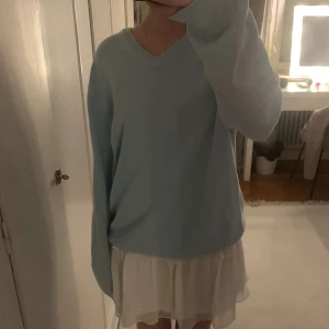 Blå tröja hm - Blå stickad tröja i storlek M 💞 liten fläck vid änden av ärmen men inget som syns av tydligt 💞 därav det billiga priset