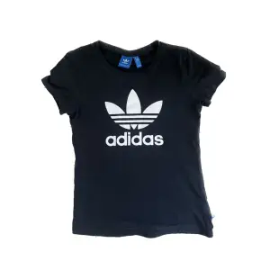 Säljer denna söta t-shirt från adidas i storlek xs! Skriv privat för fler bilder eller frågor💓