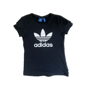 Adidas t-shirt - Säljer denna söta t-shirt från adidas i storlek xs! Skriv privat för fler bilder eller frågor💓