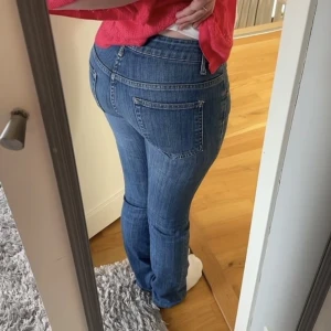 Acne jeans  - Säljer dessa as snygga jeans från Acne i den mörkblåa färgen, storlek 28! Säljer pågrund av för små, knappt använda. Köptes för 1100, säljer för 500:)
