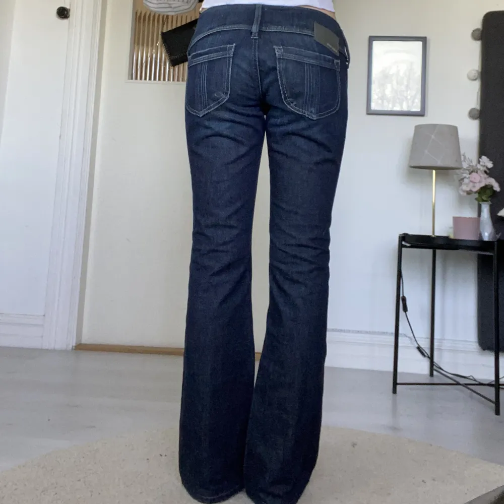 Säljer dessa super snygga jeansen då de tyvärr är lite för stora för mig.. Midjemått: 80 cm Innerbenslängd: 76 cm 💘. Jeans & Byxor.