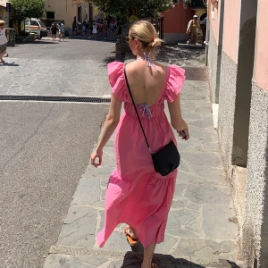 Rosa sommarklänning - Säljer en rosa tunn sommarklänning, sååå fin och flowy 😍 Storlek XS