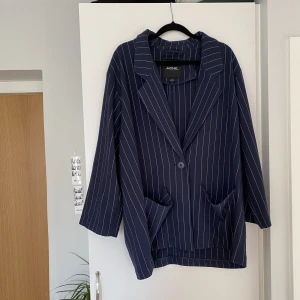 Oversized kavaj  - Supersnygg randig kavaj i mörkblått från Monki! Kavajen är oversized och sitter supersnyggt, men används tyvärr inte. Roligt om någon annan får glädje av den istället!