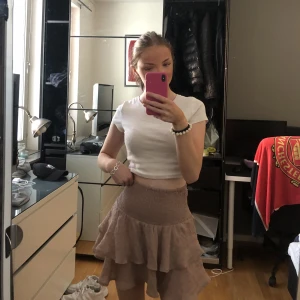 Beige/brun kjol  - Jag säljer min beige/bruna kjol i storlek xs/34💗
