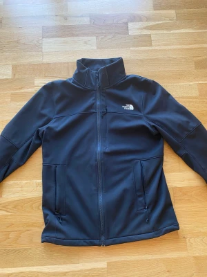 North face jacka - Säljer min north face jacka då jag har en annan. Den är nästan helt oanvänd o finns inga flaws. Det kommer även en luva med som man kan sätta på. Priset går att diskuteras o det går att mötas upp i växjö annars står köparen för frakten. 