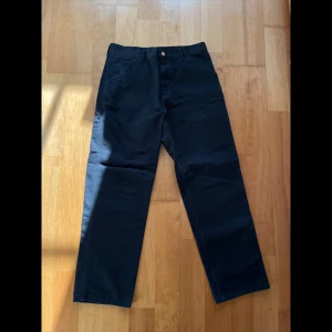 Carhartt byxor - Carhartt single knee pants. De är i storlek 32/32 och i bra skick.