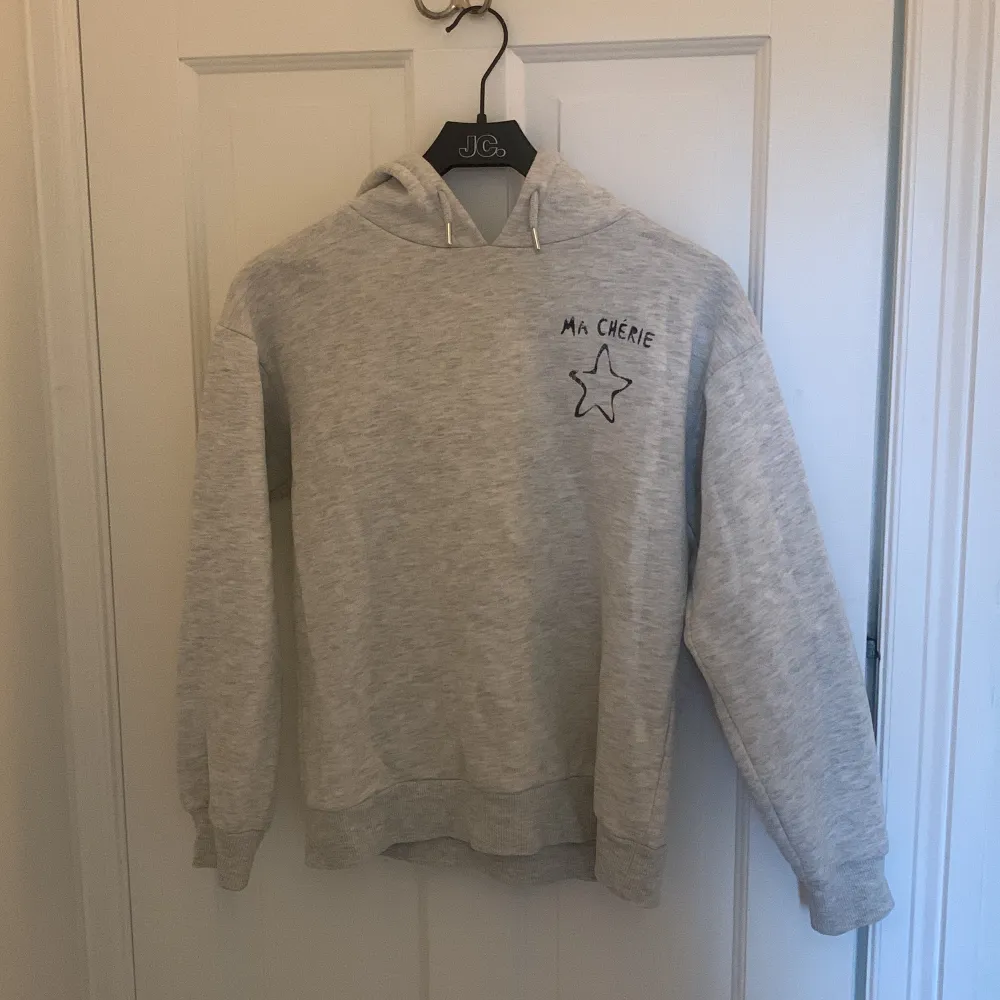 Säljer min super snygga ma chérie hoodie från Gina Tricot! Helt slutsåld! Säljer då den inte kommer till användning. Super bra skick och vara nevöns några fåtal gånger. Storlek 146/152 men passar mig som 161! Hör av er vid frågor!💗. Hoodies.