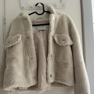 Pälsjacka  - Pälsjacka med luva. Något croppad modell. strl XS/S. Står M i den men det är den absolut inte. 