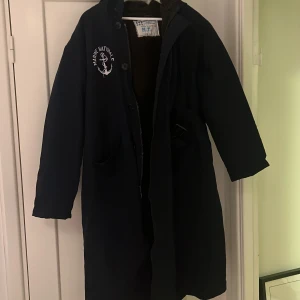 Vinter rock  - Deadstock 1980s Marine Nationale Deck Coat,  Köpt på Broadway&sons för 2500kr, använd fåtal gånger,  Är onesize så mellan M och L 