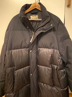 Acne Studios Jacka Dun - Väldigt fin Acne dunjacka i mycket gott skick. Den perfekta vinterjackan. Storlek 50 men jackan är något oversized så skulle säga den passar som en L-Xl. Säljer pågrund av att den är lite stor på mig så om någon har en storlek 48 så byter jag gärna. 