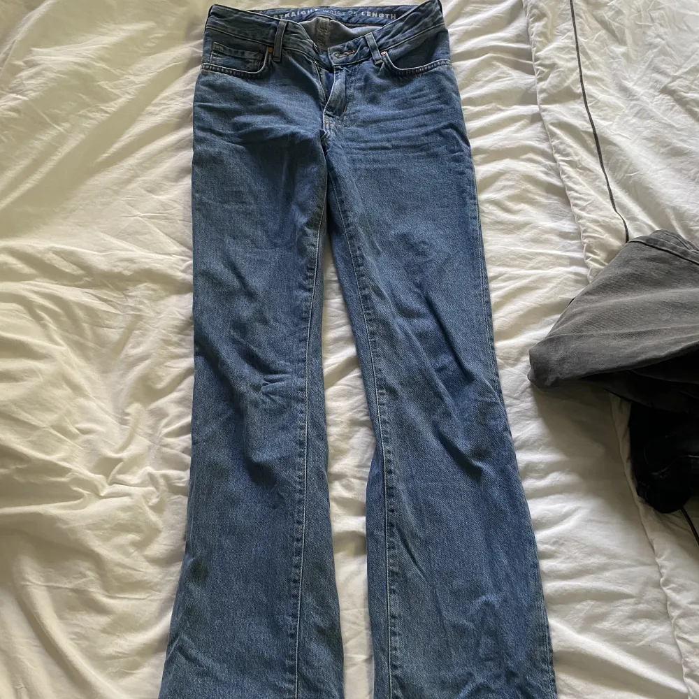 Blåa bokbål jeans. Längd 32 storlek 25. Långa på mig som är 164 o därför uppvikt kant. (Nypris när jag köpte 600kr). Jeans & Byxor.