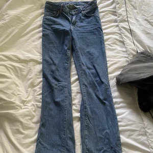 Bik bok jeans - Blåa bokbål jeans. Längd 32 storlek 25. Långa på mig som är 164 o därför uppvikt kant. (Nypris när jag köpte 600kr)
