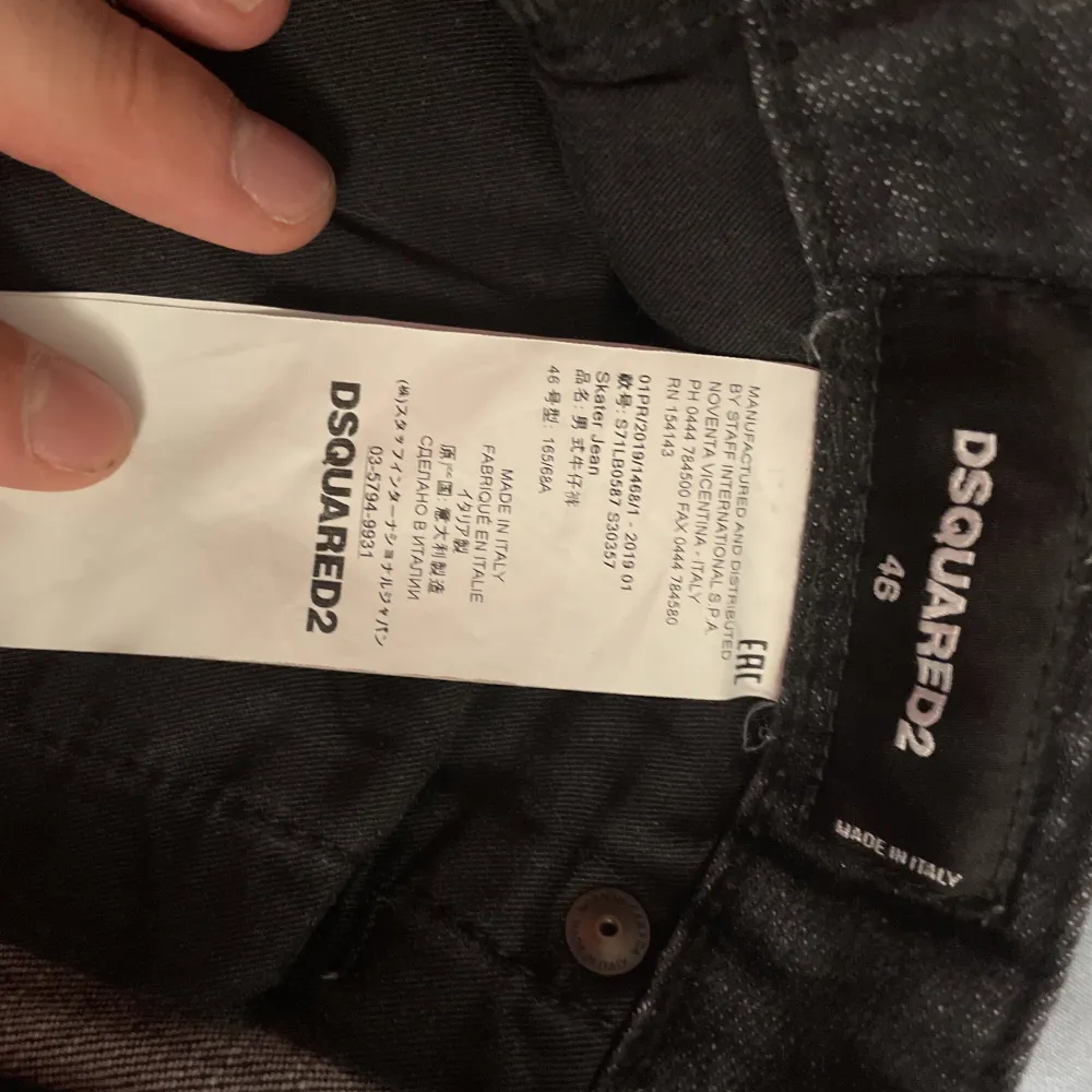 Hej säljer dessa Dsquared2 jeans, dessa är i storlek 46 IT, vilket skulle vara 30-31 i midja. Sitter som en S. Dessa kommer med tag dock inget kvitto eller så. . Jeans & Byxor.