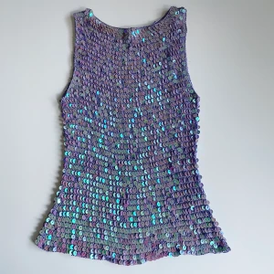 Paljettopp / Festtopp - Den mest perfekta festtoppen med paljetter som jag bara säljer för att den är för liten för mig i bysten⭐️i superfint skick med lila paljetter som glittrar i olika färger! Storlek S🌺