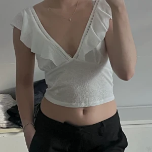 Volang topp  - Supersöt volang topp, nyskick!🤍 passar S/M Från bershka
