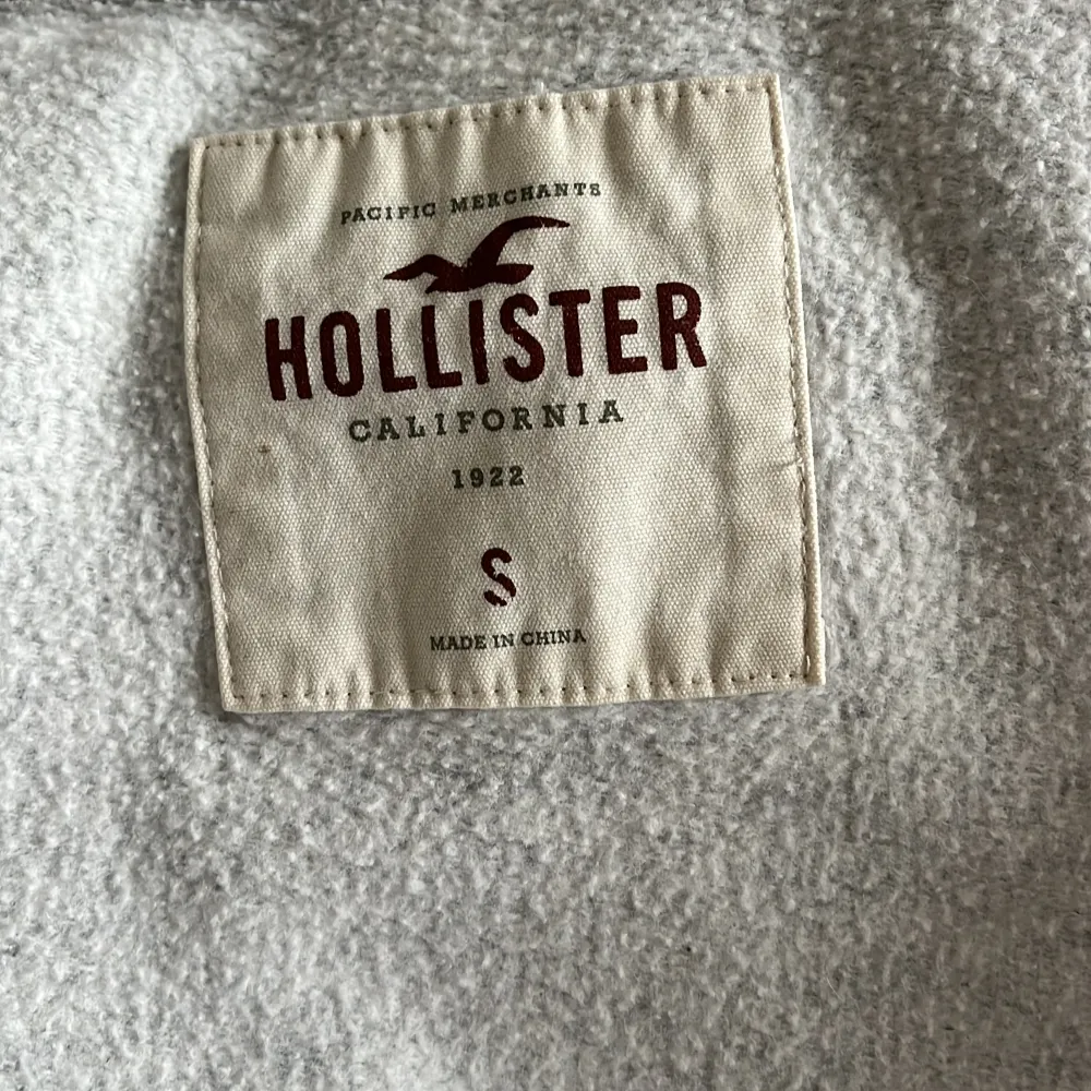 En grå hollistwr zip up. Andvänd några gånger. Köpte för 250. Tvättas innan jag skickar iväg den. . Hoodies.